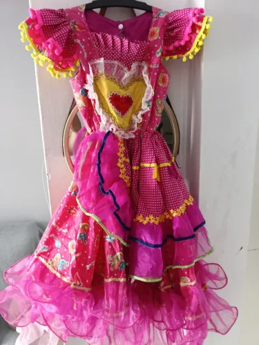 Vendo esse vestido de quadrilha junina para menina na cor rosa em destaque com enfeites