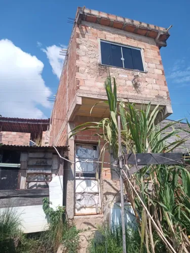Lote 12x22 com barracão com 2 conbondos grande e 2 pequenos com garagem em fase inicial