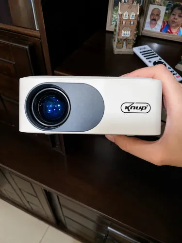 projetor LED multimídia da marca Knup, modelo KP-PJ003.