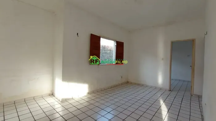 Casa com 3 Quartos em Terreno de 200m² e Garagem Coberta