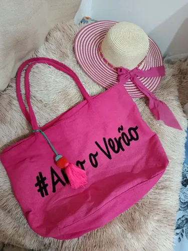 Bolsa praia grande e chapéu rosa