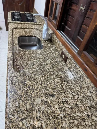 Bancada de pia e mesa em pedra para cozinha