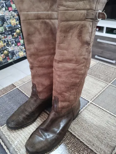 Vendo bota de couro  n39 + guaiaca tm90 contato *