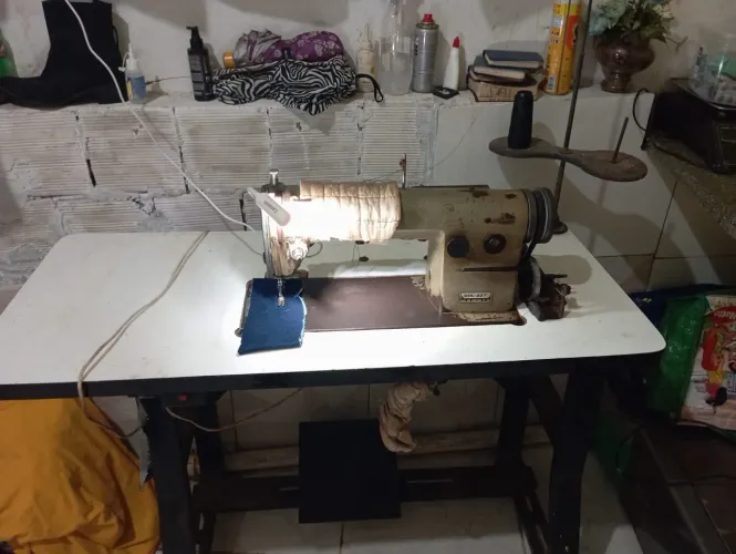 Máquina de costura reta industrial
