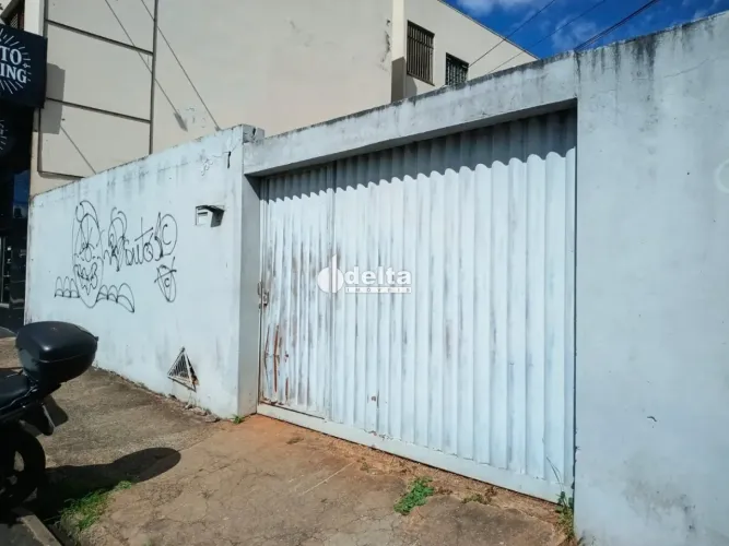 Terreno disponível para venda no bairro Santa Mônica em Uberlândia-MG