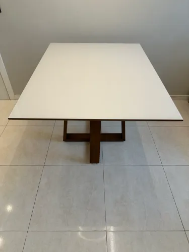 Mesa em jequitibá com tampo de vidro