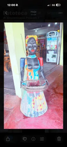 Escultura boneca madeira tamanho real para restaurante 