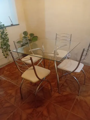 Vendo uma mesa de 4 cadeiras de alumínio