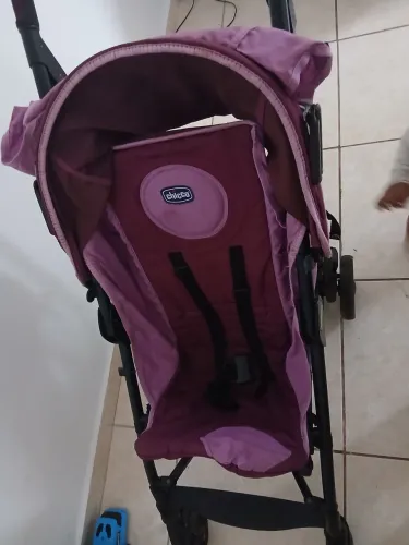 Carinho de bebê e menina roxo e lilás