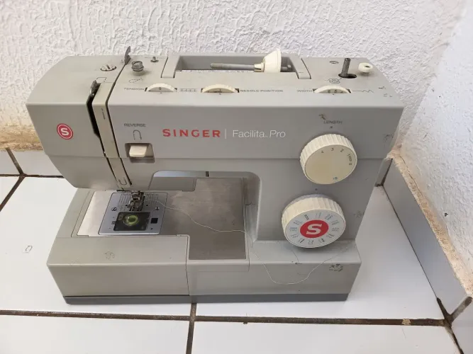 Máquina de costura singer