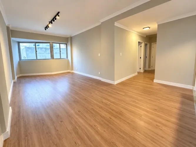 Apartamento à venda com 2 dormitórios e vista para o mar no bairro Aparecida em Santos/SP