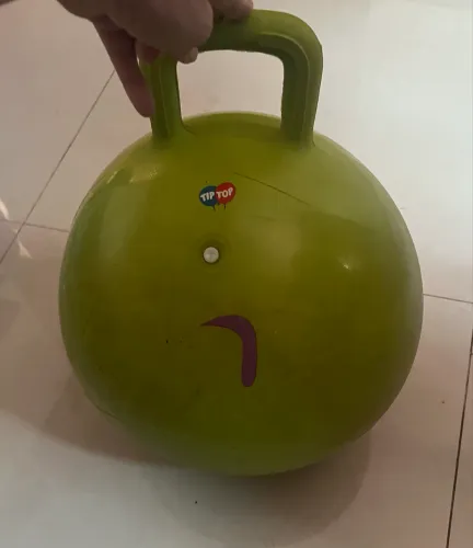 Bola pula-pula com alça de marca tip top na cor verde 