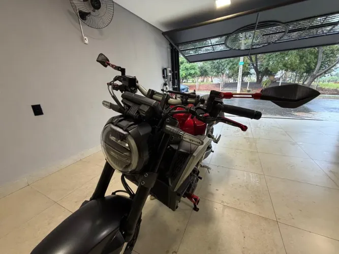 Honda cb650r apenas 7mil km**