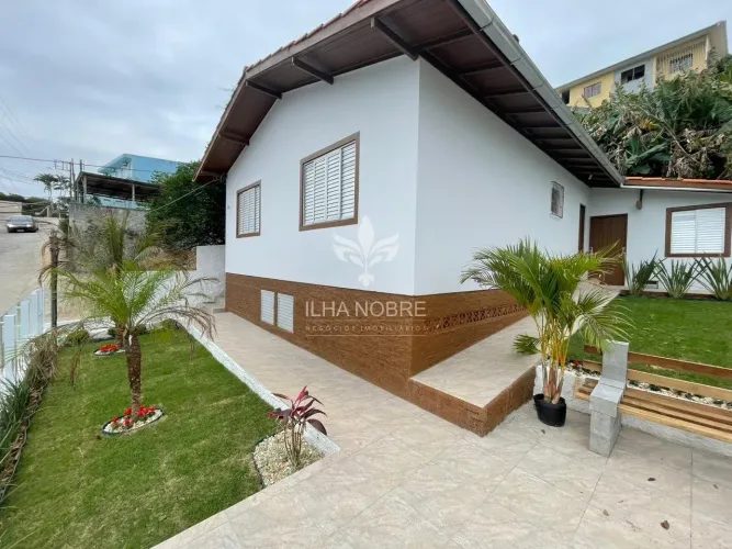 Casa para Alugar com 3 Quartos sendo 1 Suíte no Trindade, Florianópolis com 120m² por R$ 5