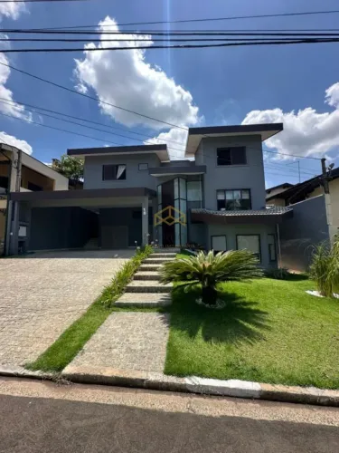 LINDA CASA RECÉM-REFORMADA NO CONDOMÍNIO ORUAM, LOCALIZADO NO CHARMOSO BAIRRO JARDIM PAIQU