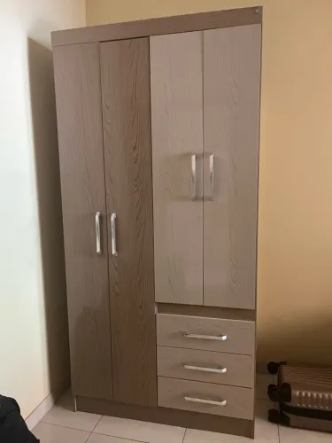 Guarda-roupas 4 portas em ótimo estado