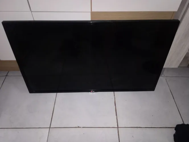 Televisão para retirada de peças
