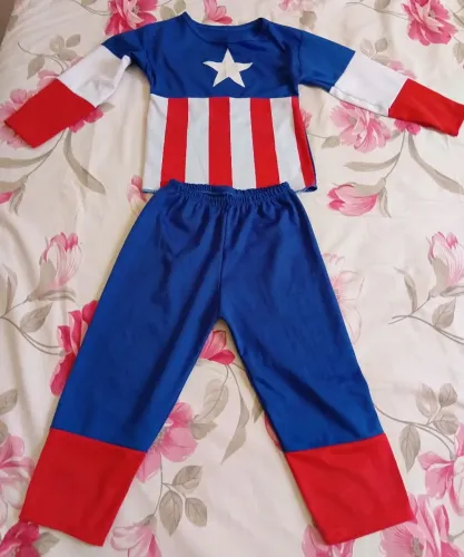 Vendo fantasia infantil tamanho veste 4 à 5 anos bem conservada. Valor 40,00