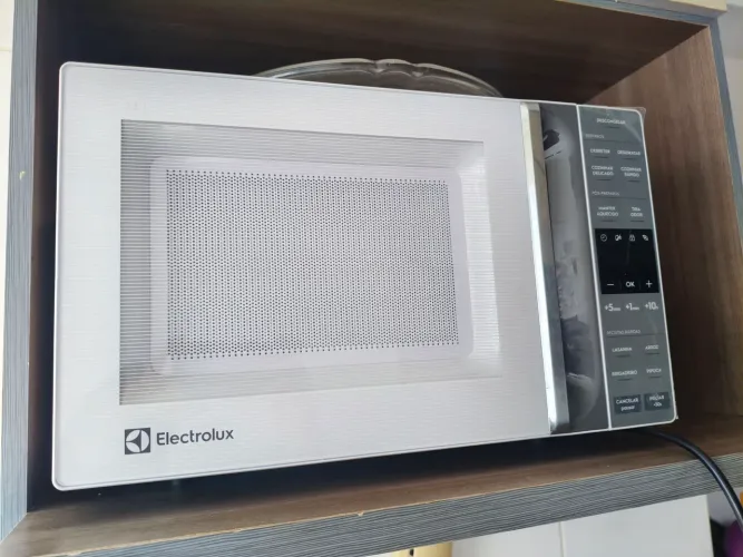 MICROONDAS com 5 meses de Uso , motivo da venda, estou mudando e não tem como levar  
