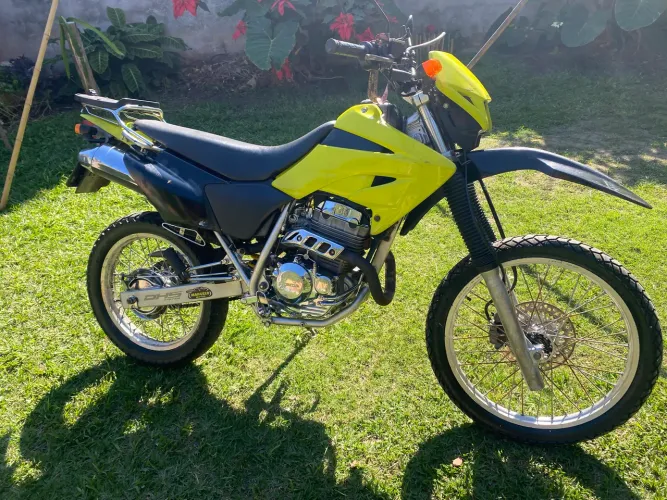 Moto amarela 250