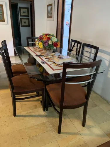Mesa com tampo de vidro e 6 cadeiras