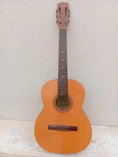 01 violão marca Tonante 124