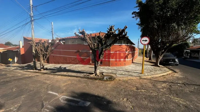 Residência para Venda ou Locação com 3 suítes, edícula e 5 garagens, no Jardim Europa, Bau
