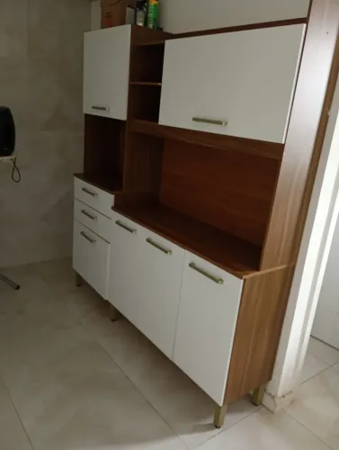 Armário de Cozinha Branco e Amadeirado com Gavetas e Nichos
