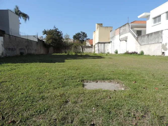 Terreno plano em zona ZER-1 com 950 m2 - plano e frente de 20 m - próximo à Rua Estados Un