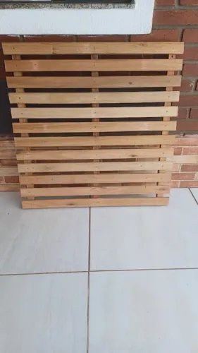 estrado de madeira para plantas