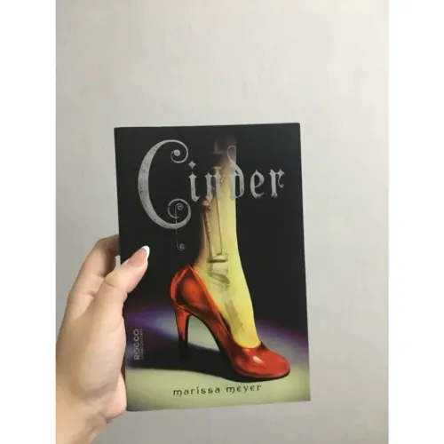 LIVRO CINDER - MARISSA MEYER