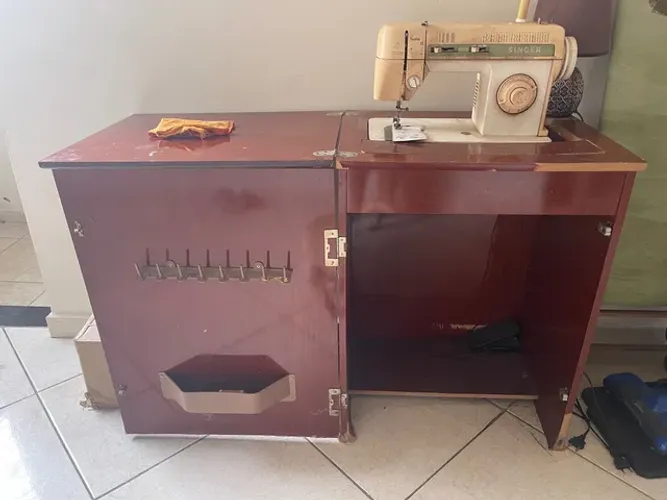 Máquina de Costura Singer com móvel