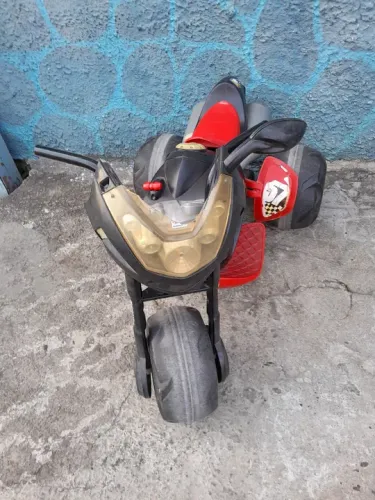Moto Elétrica Infantil com Defeito (Precisa troca de bateria)