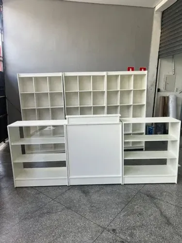 BALCÃO CAIXA + 2 BALCÕES VITRINE + 3 COLMÉIAS BRANCAS