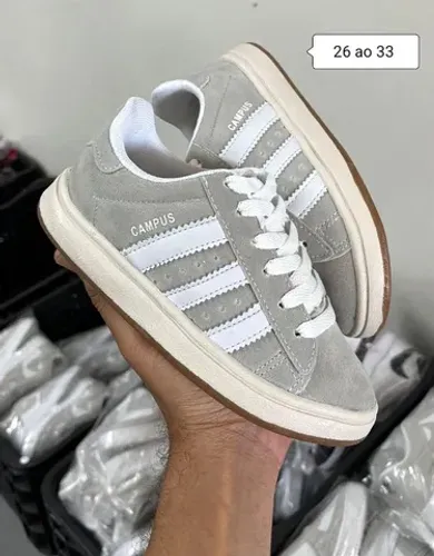 Tênis infantil Adidas R$90