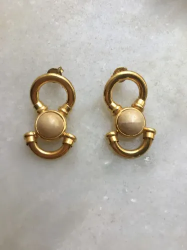 belíssimo par de brincos dourado com pedra bege