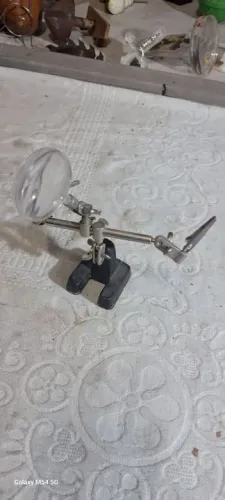 Pinça com lente de aumento