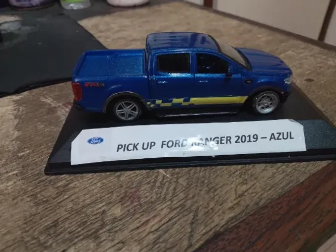 vendo 2  miniaturas 1:43 pick up Ranger estilizada e 1:32 F-250 estilizada