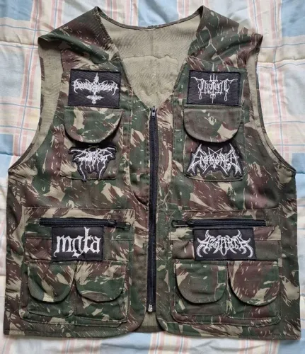 Colete camuflado com patchs bandas metal extremo P<br>