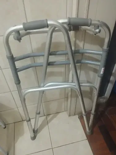 Andador em alumínio articulado novo