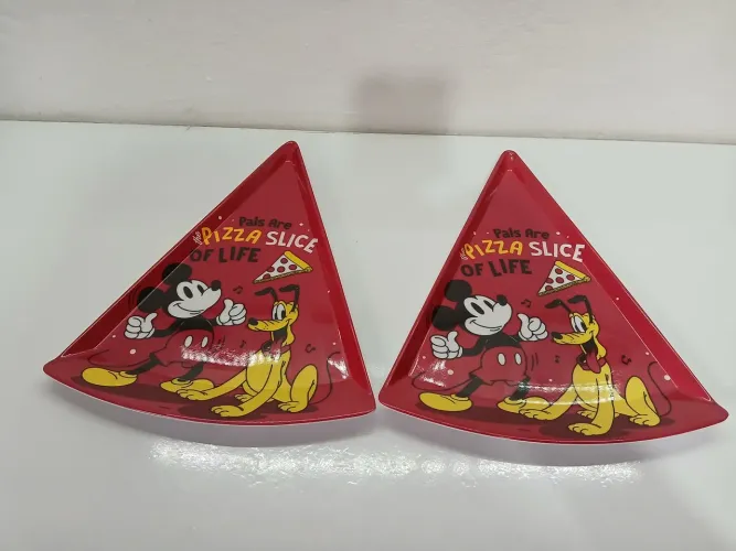 2 pratos de pizza mickey