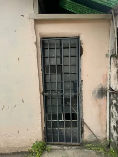 São 5 janelas  com vidros 2 portas vidros e 2 grades   5 grades da janela  