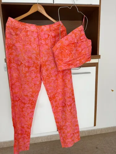 Conjunto Floral Laranja e Rosa da Zara - Calça pantalona e cropped 