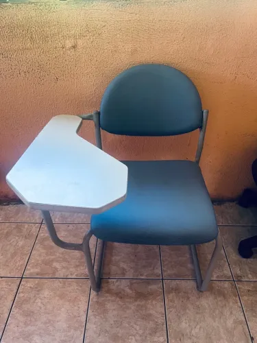 Cadeira estofada com Prancheta
