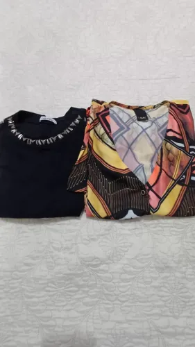 Blusa P estampada e camiseta preta com detalhes