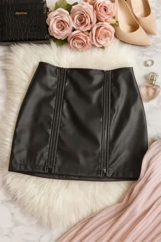 Saia de couro preta com detalhes em zíper