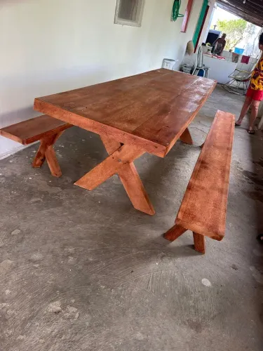 Conjunto de mesa e bancos de madeira