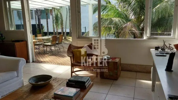 Casa Ampla com Piscina e Closet em Condomínio Fazendinha