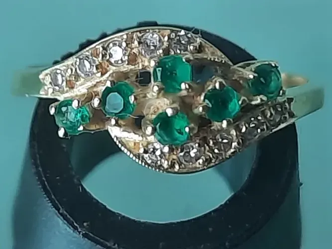 anel com esmeraldas e brilhantes em ouro 18k aro 13