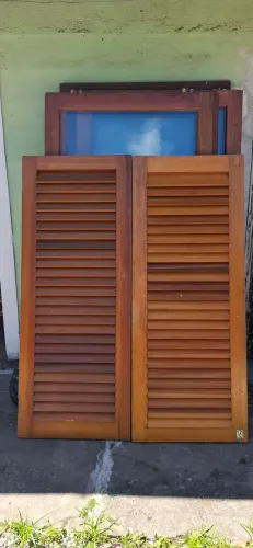 Porta veneziana de madeira maciça 